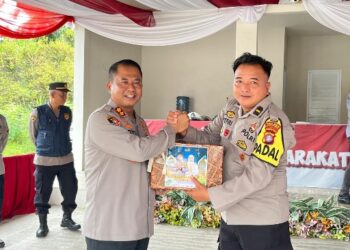 Kapolres Barito Timur AKBP Eddy Santoso, menyerahkan bingkisan kepada personel jaga di Pos Pelayanan Terpadu Operasi Ketupat Telabang 2026 di Kelurahan Taniran, Kamis (19/3/2026).
