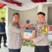Kapolres Barito Timur AKBP Eddy Santoso, menyerahkan bingkisan kepada personel jaga di Pos Pelayanan Terpadu Operasi Ketupat Telabang 2026 di Kelurahan Taniran, Kamis (19/3/2026).