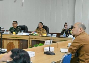 Staf Ahli Gubernur Kalimantan Tengah Bidang Ekonomi, Keuangan, dan Pembangunan Yuas Elko saat menghadiri Rapat Koordinasi (Rakor) Pengendalian Inflasi Tahun 2026 secara daring dari Ruang Rapat Bajakah, Kantor Gubernur Kalimantan Tengah, Senin (6/4/2026). (Ist)