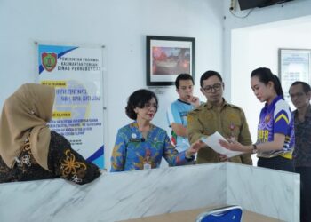 Pj Sekda Kalteng, Linae Victoria Aden, saat melakukan kunjungan atau inspeksi ke Dinas Perhubungan. (Ist)