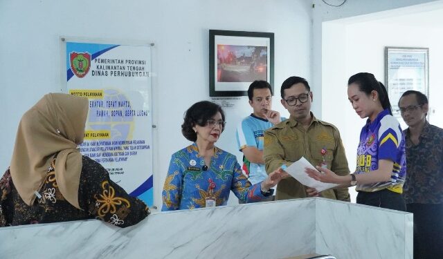 Pj Sekda Kalteng, Linae Victoria Aden, saat melakukan kunjungan atau inspeksi ke Dinas Perhubungan. (Ist)