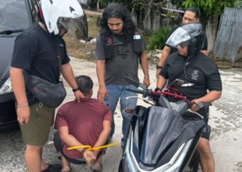 NH (39) (jongkok) ketika diamankan polisi.