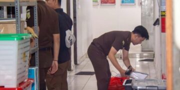 Penyidik ketika melakukan penggeledahan Kantor Kejari Palangka Raya, Selasa (28/4/2026). (Ist)