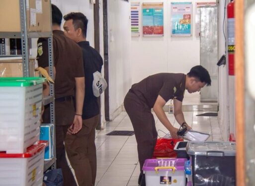 Penyidik ketika melakukan penggeledahan Kantor Kejari Palangka Raya, Selasa (28/4/2026). (Ist)