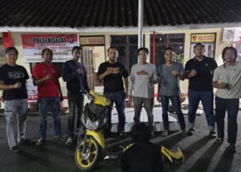 Tim Resmob Satreskrim Polres Kapuas yang berhasil mengamankan pelaku A alias Intai (28) beserta motor curian. (Ist)