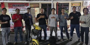 Tim Resmob Satreskrim Polres Kapuas yang berhasil mengamankan pelaku A alias Intai (28) beserta motor curian. (Ist)