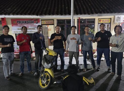 Tim Resmob Satreskrim Polres Kapuas yang berhasil mengamankan pelaku A alias Intai (28) beserta motor curian. (Ist)