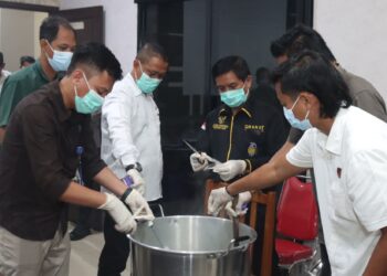 Jajaran Ditresnarkoba Polda Kalteng, dalam pemusnahan barang bukti sabu dan ekstasi, Kamis (24/4/2026). (Ist)