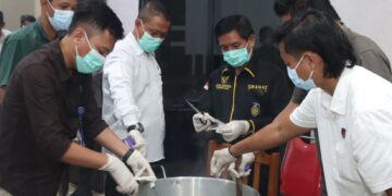 Jajaran Ditresnarkoba Polda Kalteng, dalam pemusnahan barang bukti sabu dan ekstasi, Kamis (24/4/2026). (Ist)