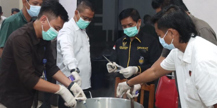 Jajaran Ditresnarkoba Polda Kalteng, dalam pemusnahan barang bukti sabu dan ekstasi, Kamis (24/4/2026). (Ist)