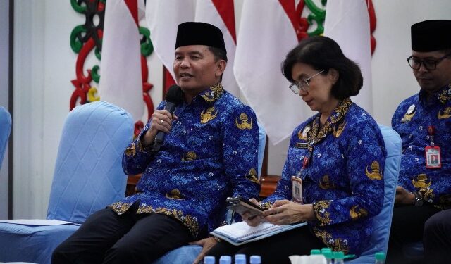 Gubernur Kalteng, Agustiar Sabran, didampingi Pj Sekda Linae Victoria Aden, saat berdiskusi dengan insan pers, Jumat (17/4/2026). (Ist)