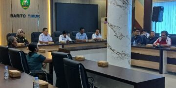 Asisten I Setda Bartim, Ari Panan P Lelu beserta Tim PKS, menjadi penengah untuk mediasi perusahaan dan pekerja, Rabu (15/4/2026).