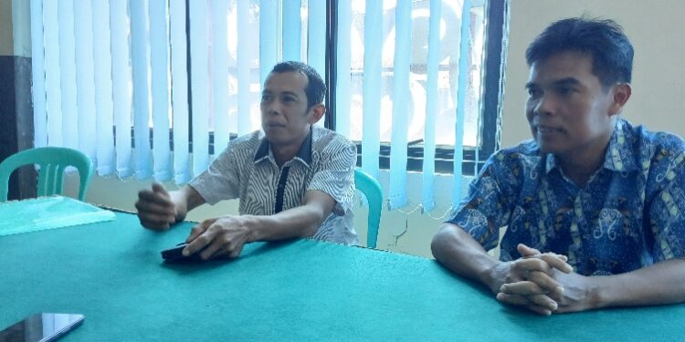 Kades Triyono (kanan) didampingi Kabag Pemerintahan Setda Bartim, Yusia Simon Kameng, Kamis (16/4/2026).