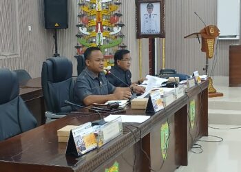 Ketua DPRD Bartim, Nursulistio, didampingi Waket Eskop, memimpin rapat kerja kerja, Senin (27/4/2026).