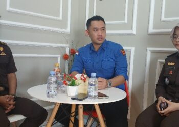 Kasi Pidsus Kejari Bartim, Riza Pramudya Maulana, didampingi staft memberikan keterangan terkait penanganan kasus, Kamis (30/4/2026).