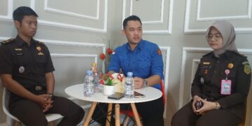 Kasi Pidsus Kejari Bartim, Riza Pramudya Maulana, didampingi staft memberikan keterangan terkait penanganan kasus, Kamis (30/4/2026).