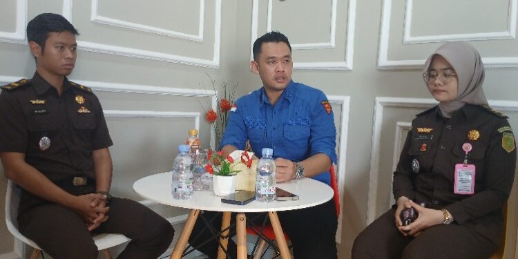Kasi Pidsus Kejari Bartim, Riza Pramudya Maulana, didampingi staft memberikan keterangan terkait penanganan kasus, Kamis (30/4/2026).