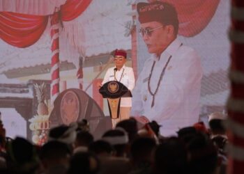 Gubernur Kalteng, Agustiar Sabran, menyampaikan sambutan ketika menghadiri Dharma Shanti Hari Raya Nyepi Tahun Baru Saka 1948 dan Hari Ulang Tahun (HUT) Integrasi ke-46 Kaharingan-Hindu di Wantilan Pura Pitamaha, Rabu (29/4/2026). (Ist)