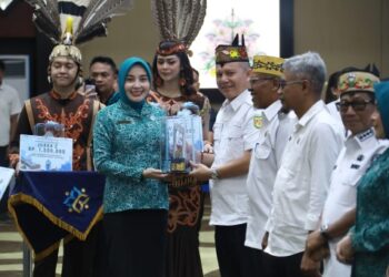 Ketua TP PKK Kalteng, Aisyah Thisia Agustiar Sabran, menyerahkan penghargaan kepada kepala daerah yang telah menyelesaikan dokumen Peta Jalan Pembangunan Kependudukan (PJPK) 2025–2029 serta penilaian kinerja stunting tahun 2025.