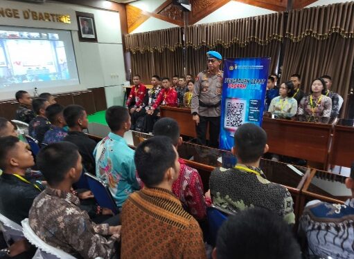 Kasi Propam Polres Bartim, IPTU Tri Setyarto, memberikan pemahaman rekrutmen Polri kepada calon siswa, Selasa (31/3/2026).