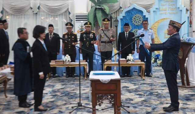 Gubernur Kalteng, Agustiar Sabran, mengambil sumpah janji Linae Victoria Aden sebagai Penjabat (Pj) Sekretaris Daerah Provinsi Kalimantan Tengah, Selasa (31/3/2026) malam. (Ist)