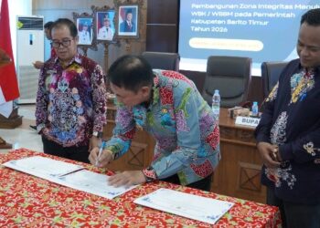 Bupati Bartim M. Yamin, menandatangani komitmen pencanangan zona integritas menuju WBK/WBBM, Kamis (2/4/2026).