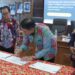Bupati Bartim M. Yamin, menandatangani komitmen pencanangan zona integritas menuju WBK/WBBM, Kamis (2/4/2026).