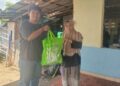 Personel Satresnarkoba Polres Kapuas menyalurkan bantuan, Kamis (2/4/2026).
