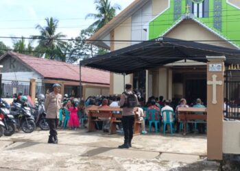 Personel polisi mengamankan jalannya ibadah Jumat Agung disalah satu gereja di Kabupaten Bartim, Jumat (3/4/2026).