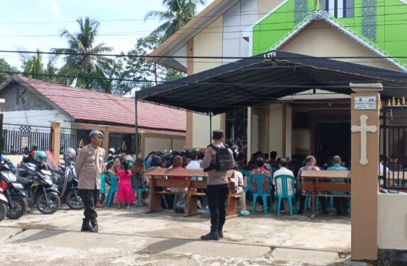 Personel polisi mengamankan jalannya ibadah Jumat Agung disalah satu gereja di Kabupaten Bartim, Jumat (3/4/2026).