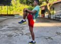 Salah satu personel Polres Barito Timur yang tengah pemanasan sebelum latihan long run.
