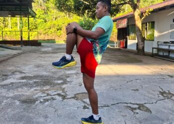 Salah satu personel Polres Barito Timur yang tengah pemanasan sebelum latihan long run.