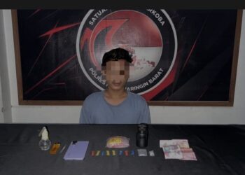 Pelaku berinisial RM (25) beserta barang bukti yang diamankan.