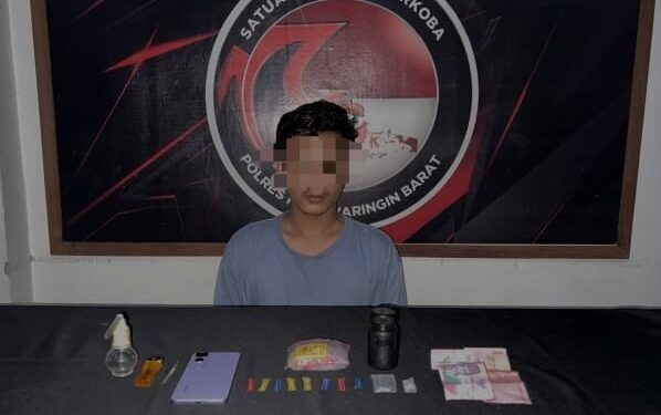 Pelaku berinisial RM (25) beserta barang bukti yang diamankan.