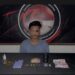 Pelaku berinisial RM (25) beserta barang bukti yang diamankan.
