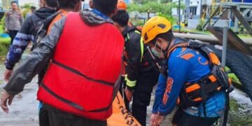 Evakuasi korban tenggelam di Sungai Barito. (Ist)