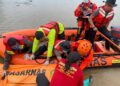 Proses evakuasi korban ABK dan Polisi yang tenggelam di Sungai Barito, Senin (6/4/2026).