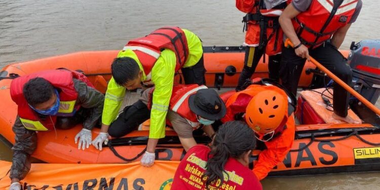 Proses evakuasi korban ABK dan Polisi yang tenggelam di Sungai Barito, Senin (6/4/2026).