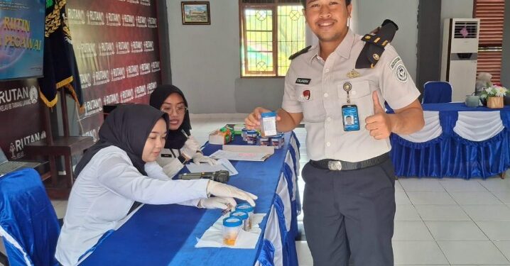 Tes urine jajaran pegawai Rutan Tamiang Layang sebagai rangkaian peringatan Hari Bakti Pemasyarakatan ke-62 Tahun 2026.