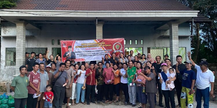 Anggota DPRD Provinsi Kalimantan Tengah Daerah Pemilihan (Dapil) IV, Ampera AY Mebas, berpose bersama warga Pinang Tunggal usai gelaran reses, Rabu (8/4/2026).