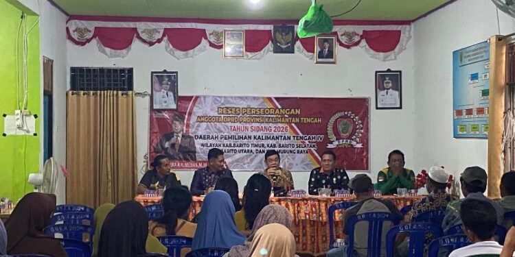 Anggota DPRD Kalteng Dapil IV, Ampera AY Mebas, berdialog dengan warga Ampah II saat reses perorangan, Kamis (9/4/2026).