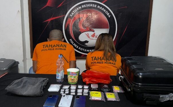 Pasutri AT (40) dan NM (41), yang diamankan jajaran Satresnarkoba Polres Kotawaringin Barat.