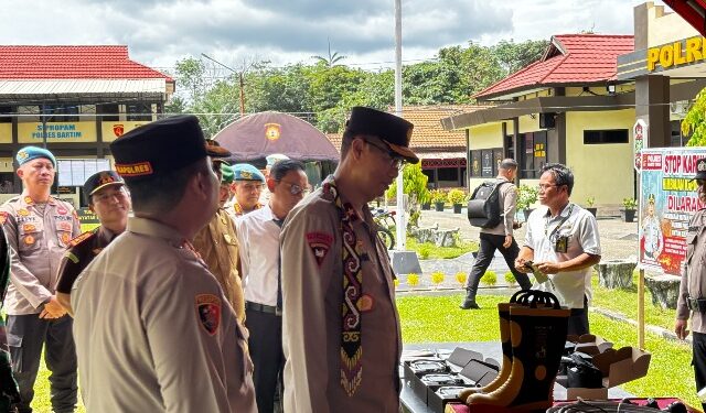 Wakapolda Kalteng Brigjen Pol Yosi Muhamartha, didampingi Kapolres Bartim AKBP Eddy Santoso, mencek sarpras penanggulangan bencana, Senin (13/4/2026).