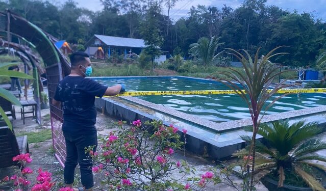 Jajaran Polsek Dusun Tengah memasang garis polisi pasca kejadian anak tenggelam.