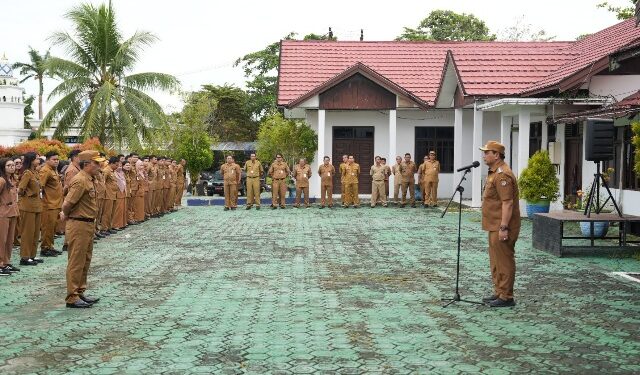 Bupati Barito Utara, Shalahuddin, memimpin apel pagi di Dinas PUPR setempat, Selasa (14/4/2026).
