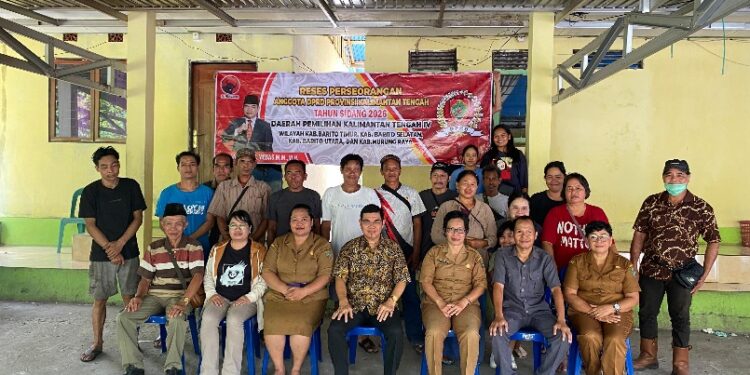 Anggota DPRD Provinsi Kalimantan Tengah Daerah Pemilihan (Dapil) IV, Ampera AY Mebas, berpose dengan warga usai reses perorangan, di Desa Harara, Kecamatan Dusun Timur, Selasa (14/4/2026).