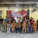 Anggota DPRD Provinsi Kalimantan Tengah Daerah Pemilihan (Dapil) IV, Ampera AY Mebas, berpose dengan warga usai reses perorangan, di Desa Harara, Kecamatan Dusun Timur, Selasa (14/4/2026).