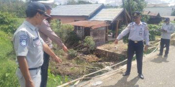 Tim survei gabungan menunjukkan jembatan rusak di wilayah Rangen, Ampah Kota, Kecamatan Dusun Tengah, Selasa (14/4/2026). (Ist)