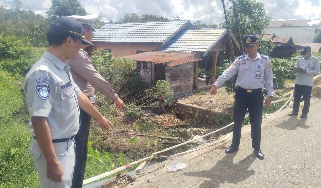 Tim survei gabungan menunjukkan jembatan rusak di wilayah Rangen, Ampah Kota, Kecamatan Dusun Tengah, Selasa (14/4/2026). (Ist)