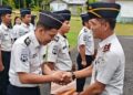 Kepala Rutan Tamiang Layang, Agung Novarianto, menyerahkan SK kenaikan pangkat ke personel.